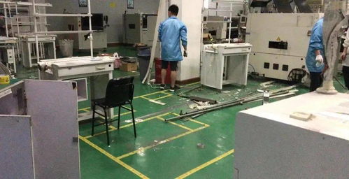 深圳某工厂老板顶不住房租压力,把工厂搬去东莞,老员工含泪送别